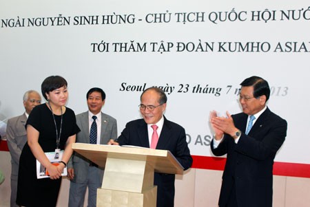 Ketua MN Vietnam, Nguyen Sinh Hung  mengunjungi Grup KUMHO ASIANA - ảnh 2